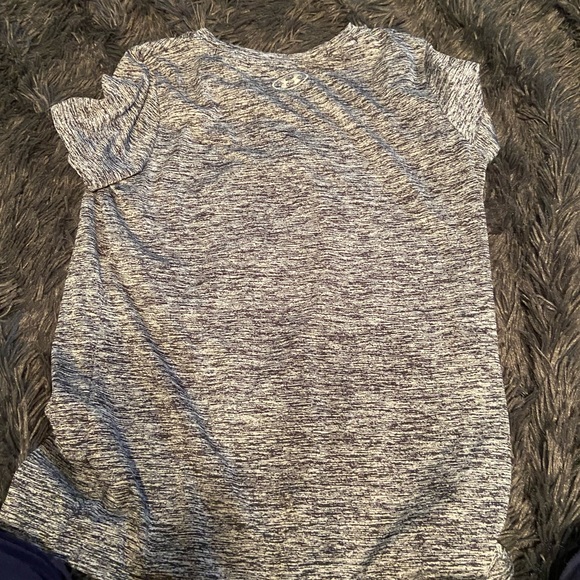 under armor shirt - Picture 3 of 3